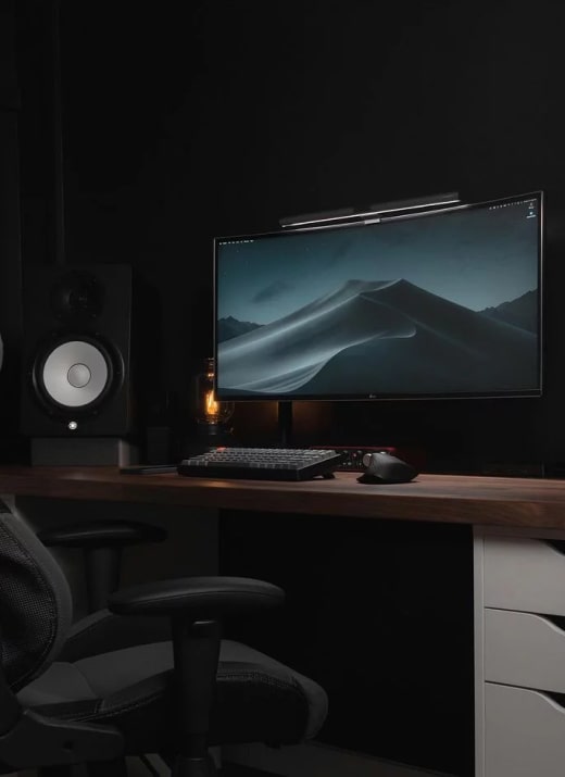 3 Minimalist Desk Setups 12 Dark desk setup img opt
